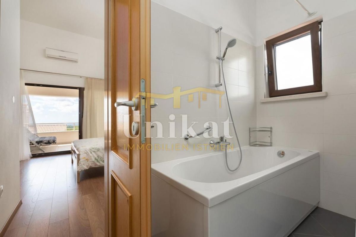 Casa con piscina e vista mare